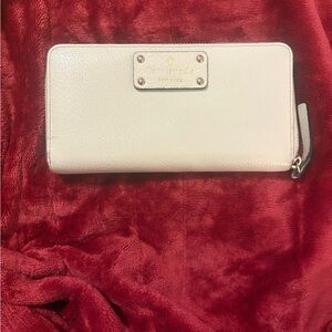 kate spade Wellesley Ivory/Cream Zip Around Logo Plaque Wallet